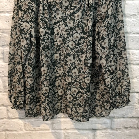 Women’s Cabi Size Medium Green Floral V-Neck Peasant Blouse #3765 - Picture 6 of 14